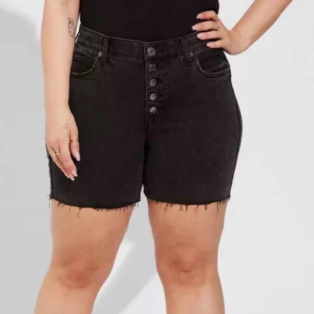 Torrid Bombshell High‑Rise Black Bermuda Shorts – Curvy Sculpting Denim |Size 18
